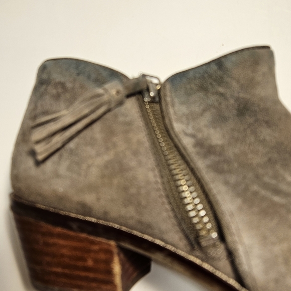 Vionic Size 7 Suede Ankle Boot 1.8" Heel Rubber Sole Side Zip Almond Closed Toe - Picture 7 of 11